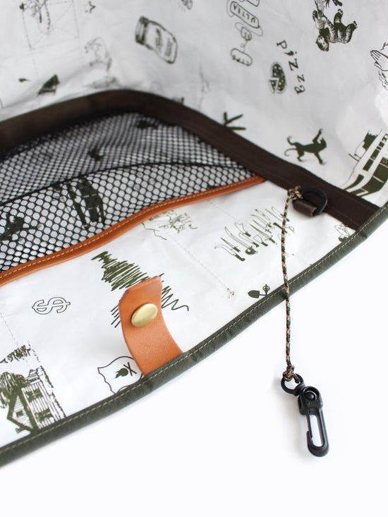 Load image into Gallery viewer, Holo  Campers Tote #Olive 防水露營包 日本製
